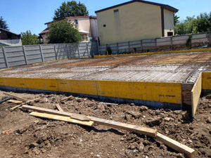 Compactage de l'armature pour la dalle de fondation finale du projet de halle métallique de 240 mètres carrés thumbnail