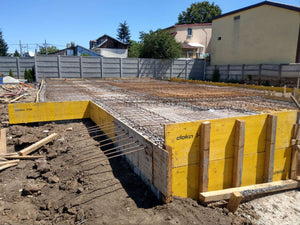 Compactage de l'armature pour la dalle de fondation finale du projet de halle métallique de 240 mètres carrés thumbnail