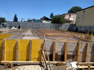 Compactage de l'armature pour la dalle de fondation finale du projet de halle métallique de 240 mètres carrés thumbnail