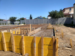 Compactage de l'armature pour la dalle de fondation finale du projet de halle métallique de 240 mètres carrés thumbnail