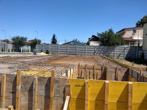 Compactage de l'armature pour la dalle de fondation finale du projet de halle métallique de 240 mètres carrés thumbnail