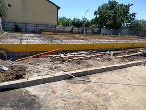 Compactage de l'armature pour la dalle de fondation finale du projet de halle métallique de 240 mètres carrés thumbnail