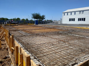 Compactage de l'armature pour la dalle de fondation finale du projet de halle métallique de 240 mètres carrés thumbnail