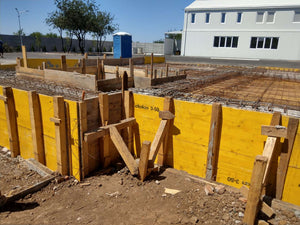 Compactage de l'armature pour la dalle de fondation finale du projet de halle métallique de 240 mètres carrés thumbnail