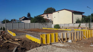 Compactage de l'armature pour la dalle de fondation finale du projet de halle métallique de 240 mètres carrés thumbnail