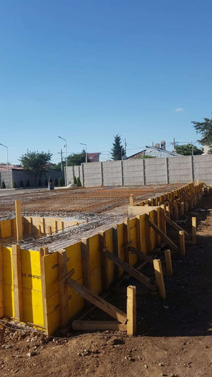 Compactage de l'armature pour la dalle de fondation finale du projet de halle métallique de 240 mètres carrés thumbnail