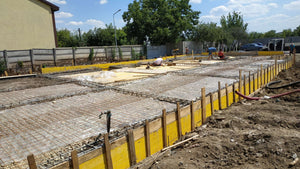 Compactage de l'armature pour la dalle de fondation finale du projet de halle métallique de 240 mètres carrés thumbnail
