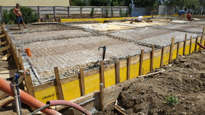 Compactage de l'armature pour la dalle de fondation finale du projet de halle métallique de 240 mètres carrés thumbnail