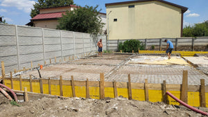 Compactage de l'armature pour la dalle de fondation finale du projet de halle métallique de 240 mètres carrés thumbnail