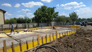 Compactage de l'armature pour la dalle de fondation finale du projet de halle métallique de 240 mètres carrés thumbnail