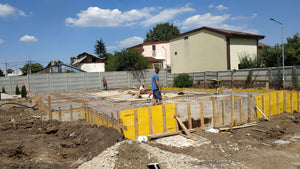 Compactage de l'armature pour la dalle de fondation finale du projet de halle métallique de 240 mètres carrés thumbnail