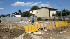 Compactage de l'armature pour la dalle de fondation finale du projet de halle métallique de 240 mètres carrés thumbnail
