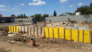 Compactage de l'armature pour la dalle de fondation finale du projet de halle métallique de 240 mètres carrés thumbnail