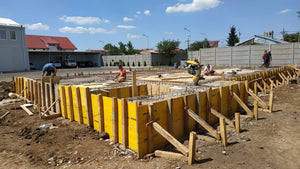 Compactage de l'armature pour la dalle de fondation finale du projet de halle métallique de 240 mètres carrés thumbnail