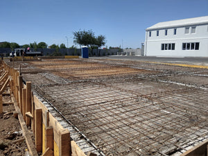 Compactage de l'armature pour la dalle de fondation finale du projet de halle métallique de 240 mètres carrés thumbnail