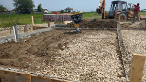 Compactage et coulée de la dalle de fondation pour la maison en métal thumbnail