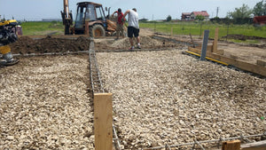 Compactage et coulée de la dalle de fondation pour la maison en métal thumbnail