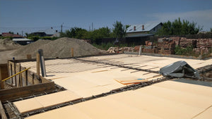 Compactage et coulée de la dalle de fondation pour la maison en métal thumbnail