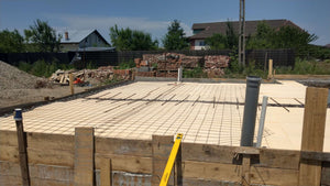 Compactage et coulée de la dalle de fondation pour la maison en métal thumbnail