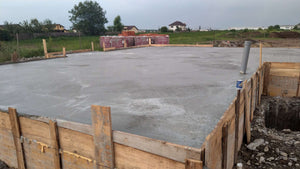 Compactage et coulée de la dalle de fondation pour la maison en métal thumbnail