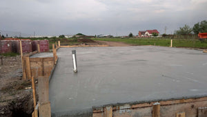 Compactage et coulée de la dalle de fondation pour la maison en métal thumbnail