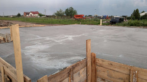 Compactage et coulée de la dalle de fondation pour la maison en métal thumbnail