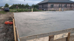 Compactage et coulée de la dalle de fondation pour la maison en métal thumbnail