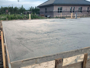 Compactage et coulée de la dalle de fondation pour la maison en métal thumbnail
