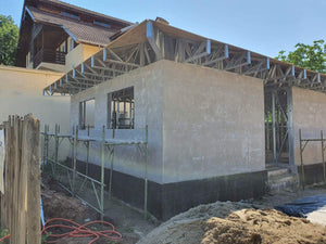 Construction d'une maison de 116 mètres carrés en phase de fermeture extérieure avec revêtement en fibrociment thumbnail