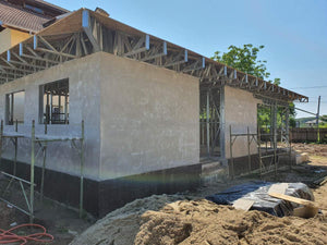 Construction d'une maison de 116 mètres carrés en phase de fermeture extérieure avec revêtement en fibrociment thumbnail