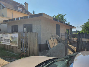 Construction d'une maison de 116 mètres carrés en phase de fermeture extérieure avec revêtement en fibrociment thumbnail