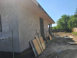 Construction d'une maison de 116 mètres carrés en phase de fermeture extérieure avec revêtement en fibrociment thumbnail