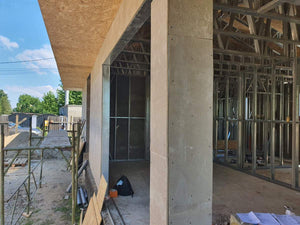 Construction d'une maison de 116 mètres carrés en phase de fermeture extérieure avec revêtement en fibrociment thumbnail