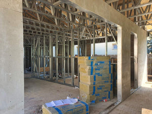 Construction d'une maison de 116 mètres carrés en phase de fermeture extérieure avec revêtement en fibrociment thumbnail
