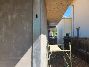 Construction d'une maison de 116 mètres carrés en phase de fermeture extérieure avec revêtement en fibrociment thumbnail