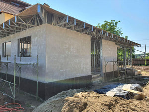 Construction d'une maison de 116 mètres carrés en phase de fermeture extérieure avec revêtement en fibrociment thumbnail