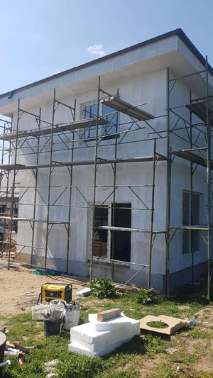 Construction d'une maison de 155 mètres carrés, application d'une couche d'apprêt sur les façades thumbnail