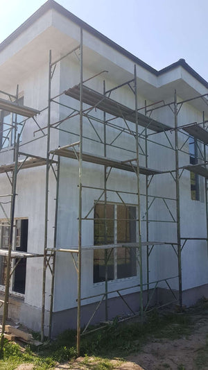 Construction d'une maison de 155 mètres carrés, application d'une couche d'apprêt sur les façades thumbnail