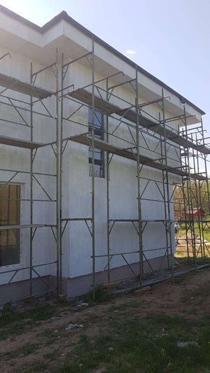 Construction d'une maison de 155 mètres carrés, application d'une couche d'apprêt sur les façades thumbnail