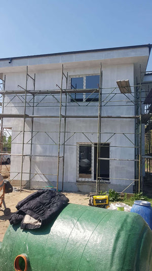 Construction d'une maison de 155 mètres carrés, application d'une couche d'apprêt sur les façades thumbnail