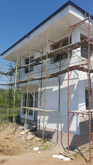 Construction d'une maison de 155 mètres carrés, application d'une couche d'apprêt sur les façades thumbnail