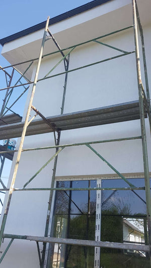 Construction d'une maison de 155 mètres carrés, application d'une couche d'apprêt sur les façades thumbnail