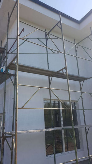 Construction d'une maison de 155 mètres carrés, application d'une couche d'apprêt sur les façades thumbnail
