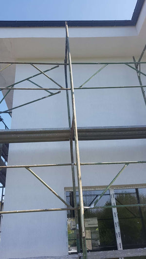 Construction d'une maison de 155 mètres carrés, application d'une couche d'apprêt sur les façades thumbnail