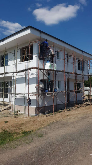 Construction d'une maison de 155 mètres carrés, application d'un enduit décoratif structuré thumbnail