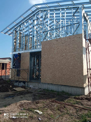 Construction d'une maison en métal, fermeture extérieure des façades par des panneaux OSB thumbnail