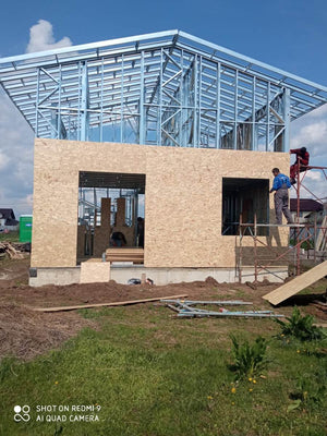 Construction d'une maison en métal, fermeture extérieure des façades par des panneaux OSB thumbnail