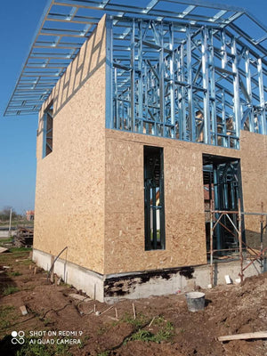 Construction d'une maison en métal, fermeture extérieure des façades par des panneaux OSB thumbnail
