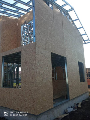 Construction d'une maison en métal, fermeture extérieure des façades par des panneaux OSB thumbnail