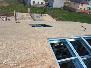 Construction d'une maison en métal, fermeture extérieure des façades par des panneaux OSB thumbnail